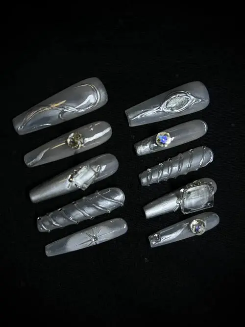 灰色美甲怎么搭配图片