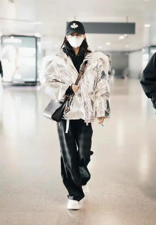 银色衣服配什么裤子