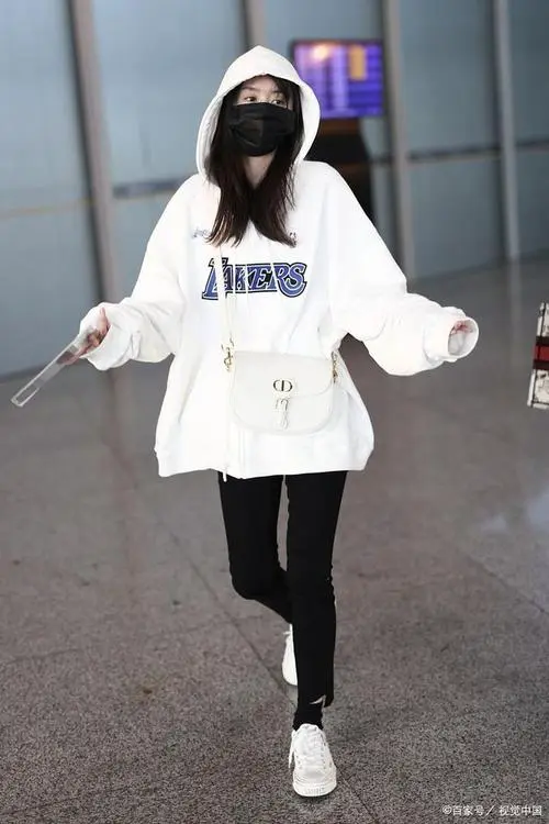 连帽白卫衣怎么搭配