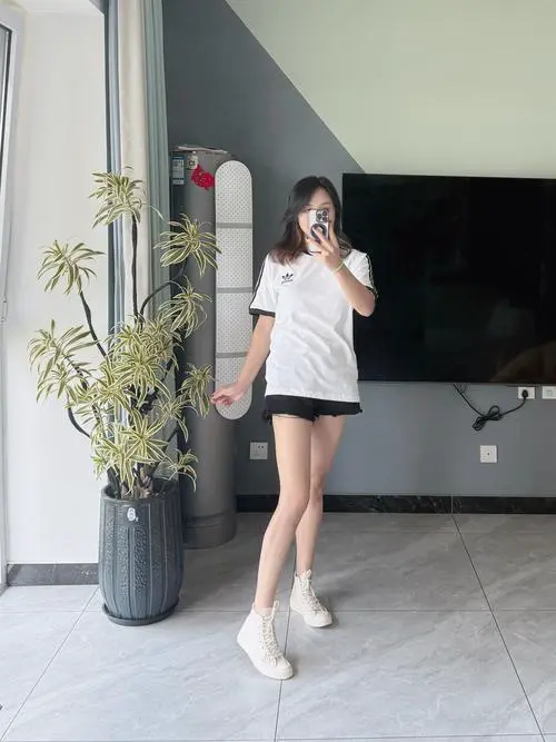 白色高帮鞋怎么搭配裙子