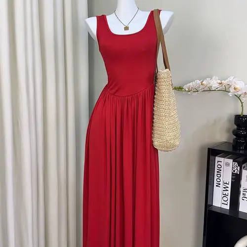 红色无袖修身连衣裙怎么搭配图片