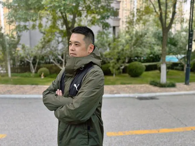 军绿色衣服配什么裤子