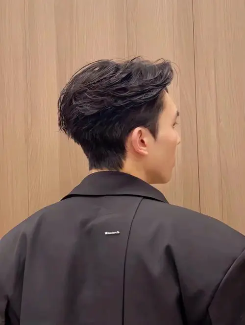 侧背发型怎么搭配衣服好看