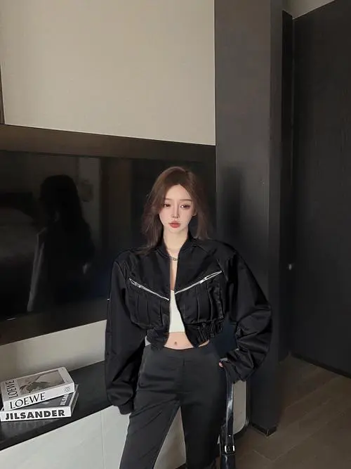 女生黑色短款衣服怎么搭配什么裤子好看图片欣赏