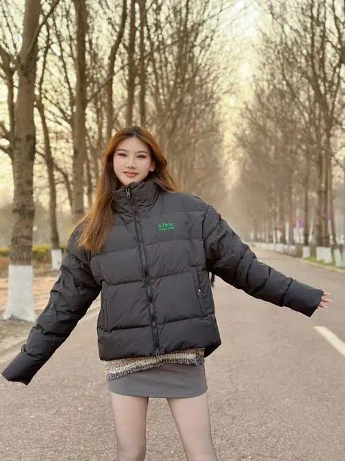 运动黑羽绒服怎么搭配裤子好看图片欣赏