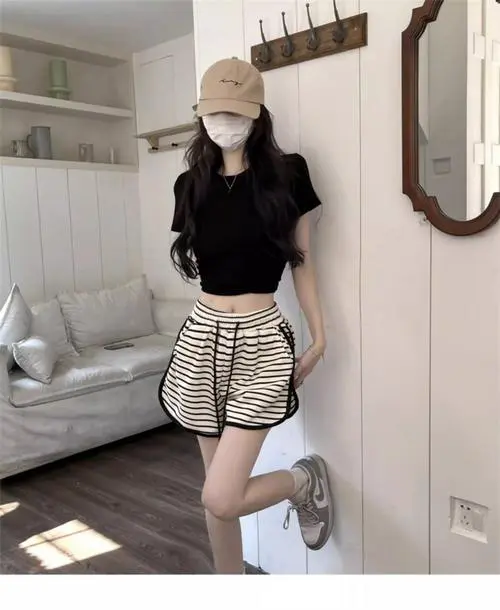 竖条纹短裤怎么搭配上衣好看吗