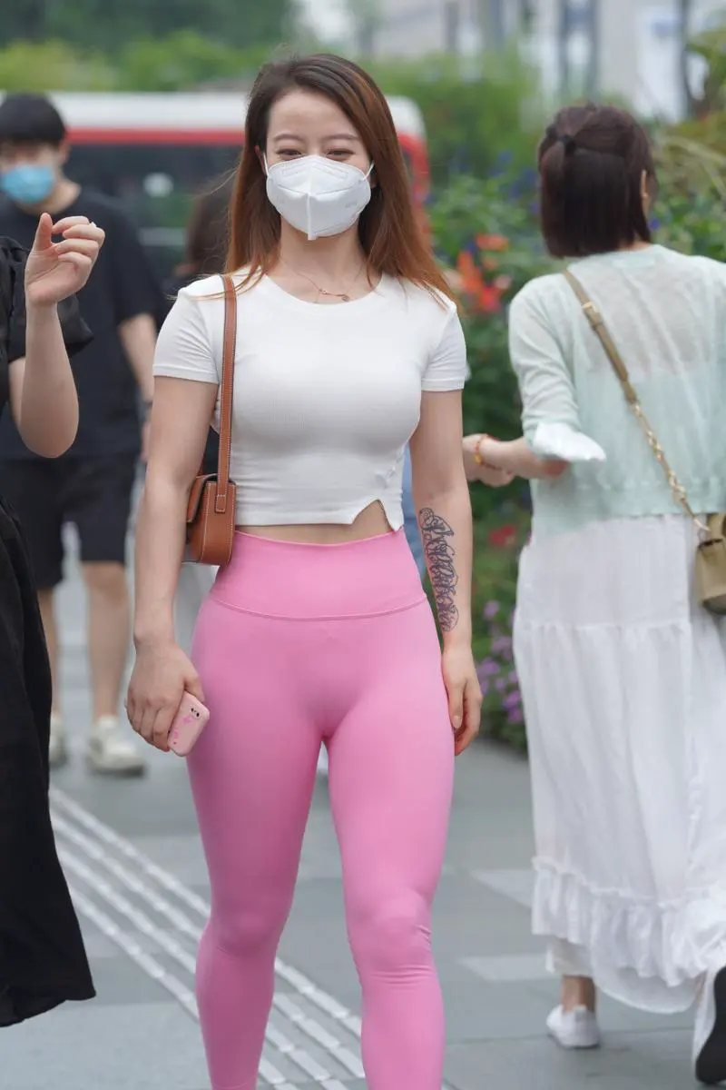 粉色紧身上衣下面怎么搭配什么裤子好看吗