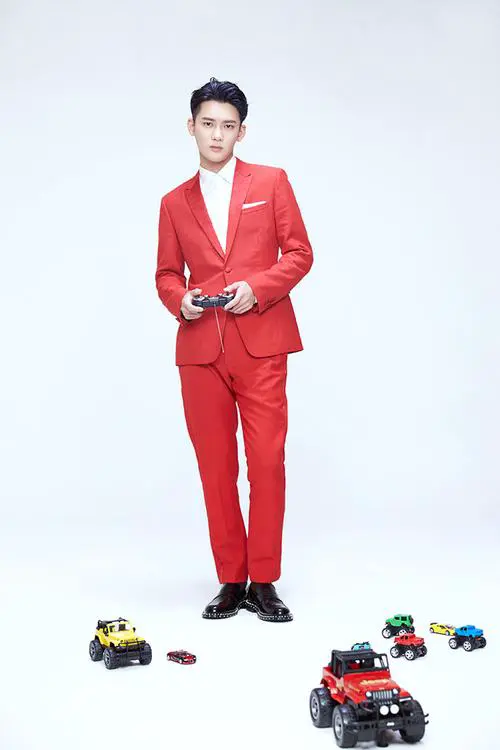 男红西装怎么搭配