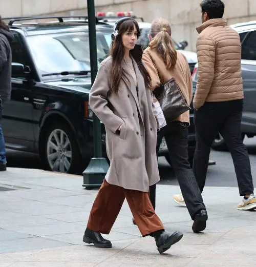 卡其色卫衣配什么裤子