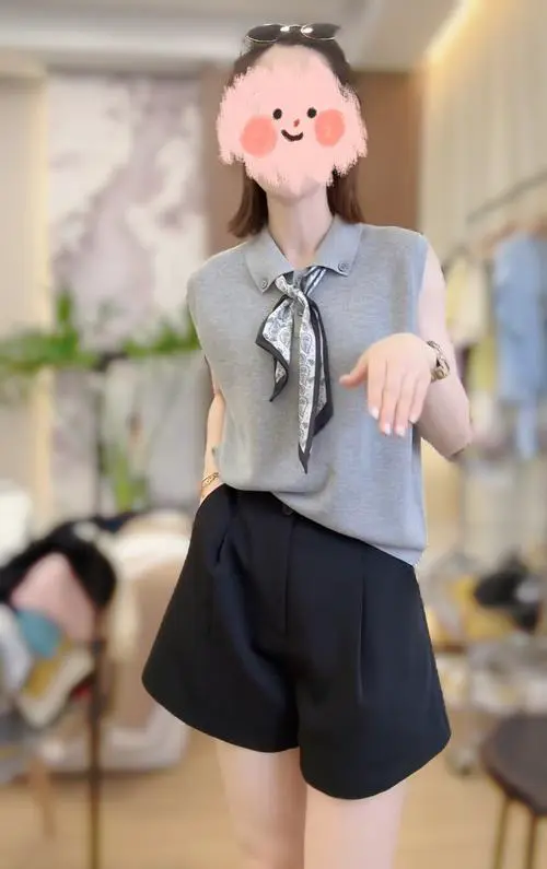 短丝巾怎么搭配衣服