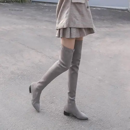 灰色长筒靴子怎么搭配衣服