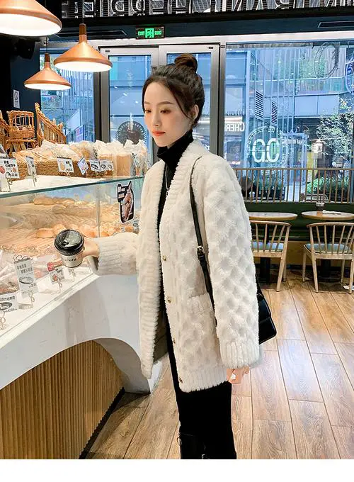 白色羊剪绒大衣怎么搭配穿