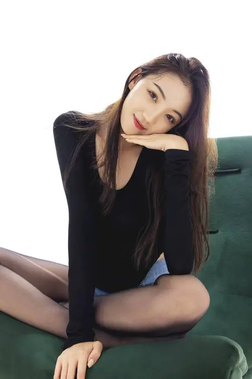 黑色牛仔上衣配什么裤子