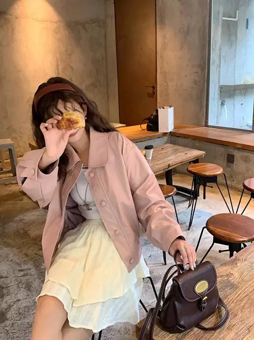 米粉色皮衣怎么搭配好看图片