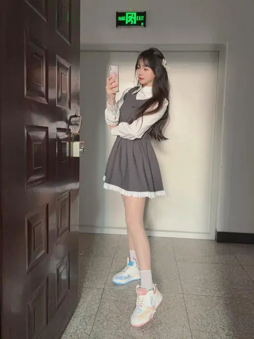 荧光色的鞋子怎么搭配衣服好看