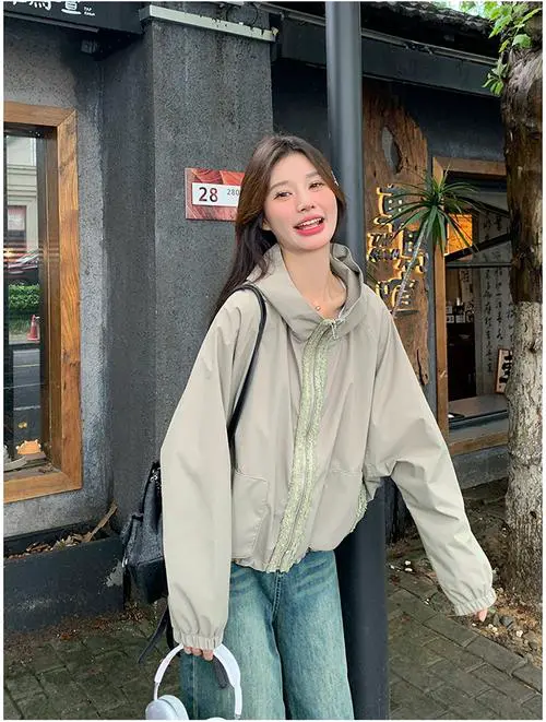 军绿短风衣怎么搭配