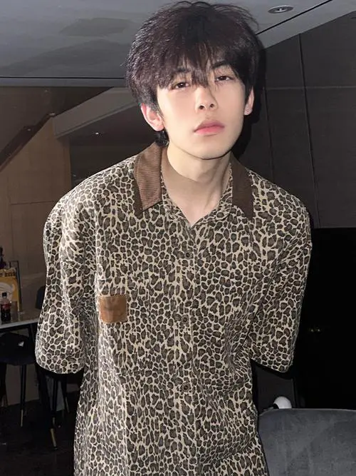 男士豹纹衬衫怎么搭配下装