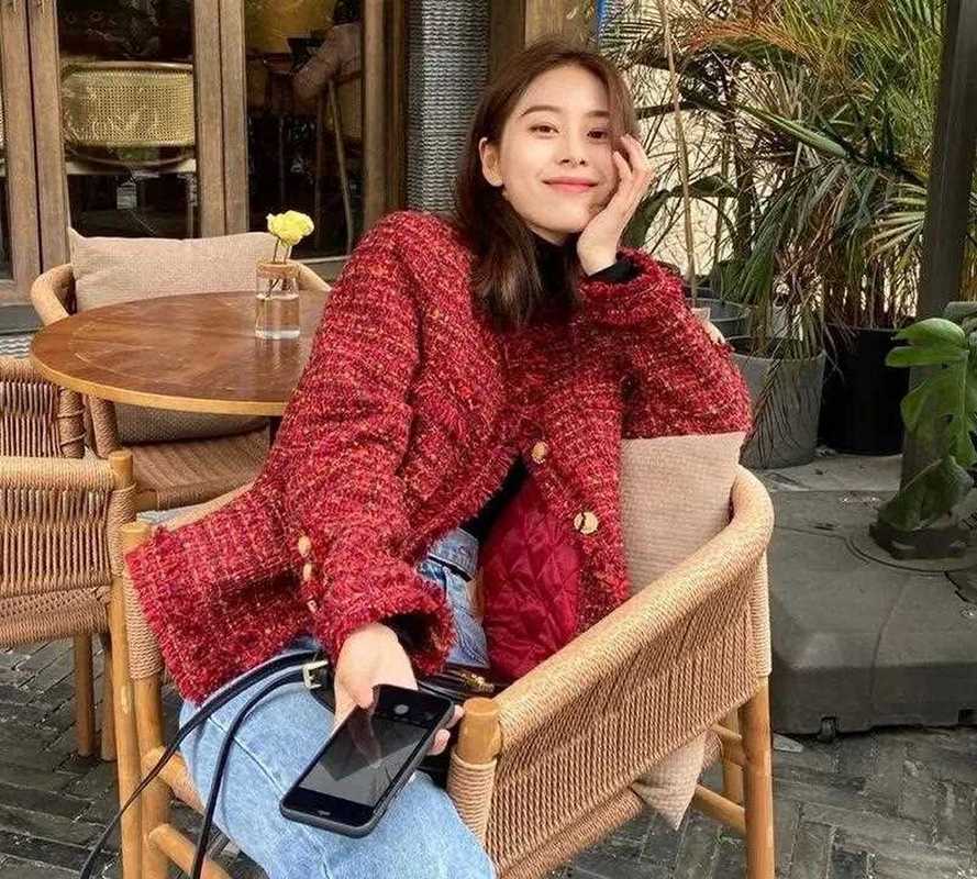 酒红色衣服配什么裤子