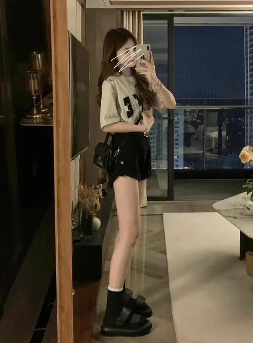 宽松高腰t恤怎么搭配