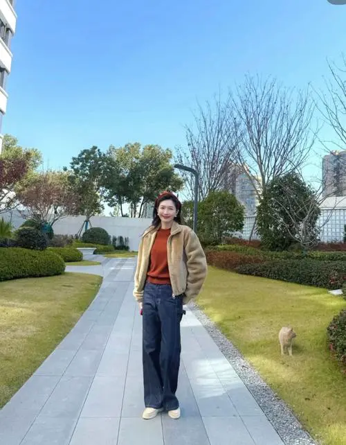 驼色大衣配什么毛衣