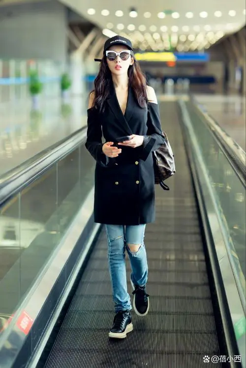 破洞牛仔裤怎么搭配外套