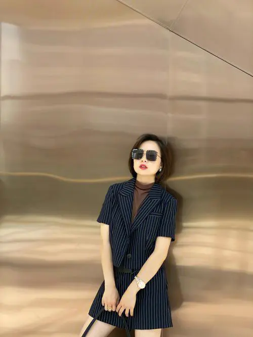 竖条纹小西装怎么搭配图片