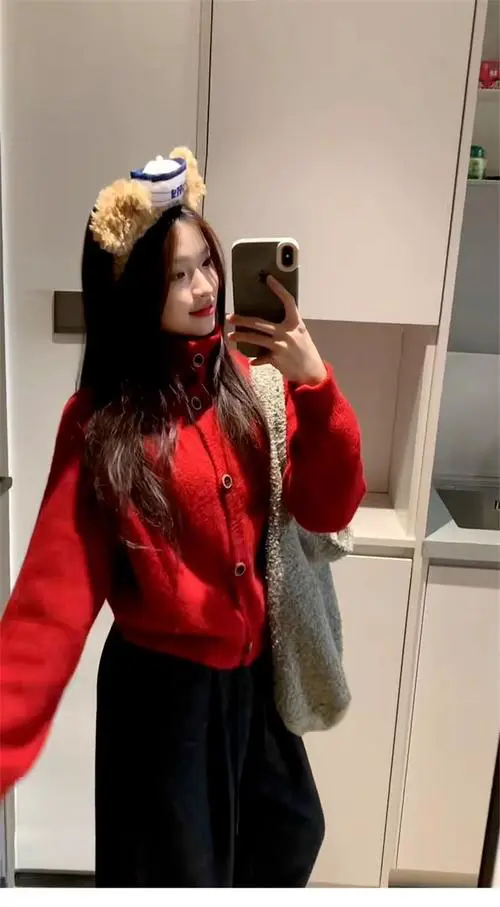 红针织外套怎么搭配