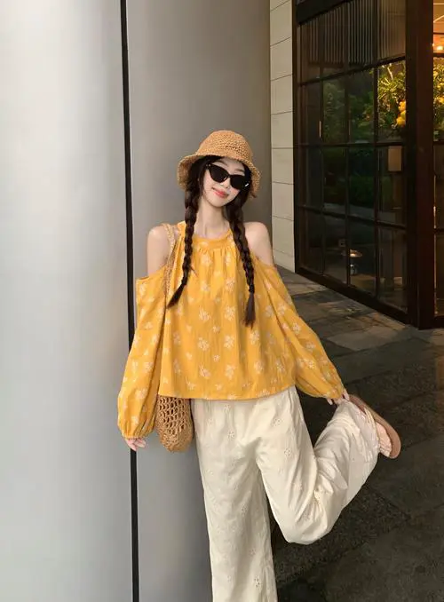 宽松露肩上衣怎么搭配