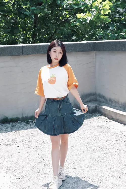 春天牛仔短裙怎么搭配