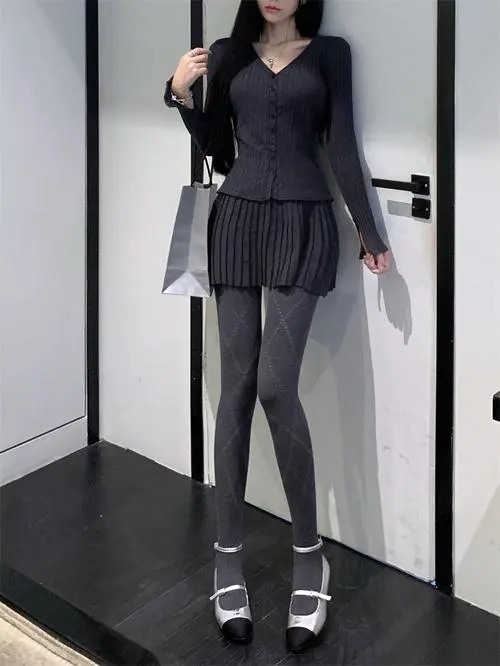 灰色裤袜怎么搭配图片