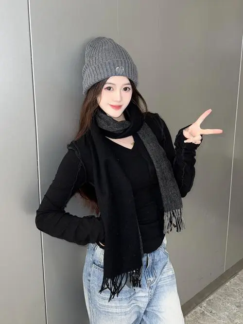 皮肤白适合黑色衣服怎么搭配什么围巾好看图片