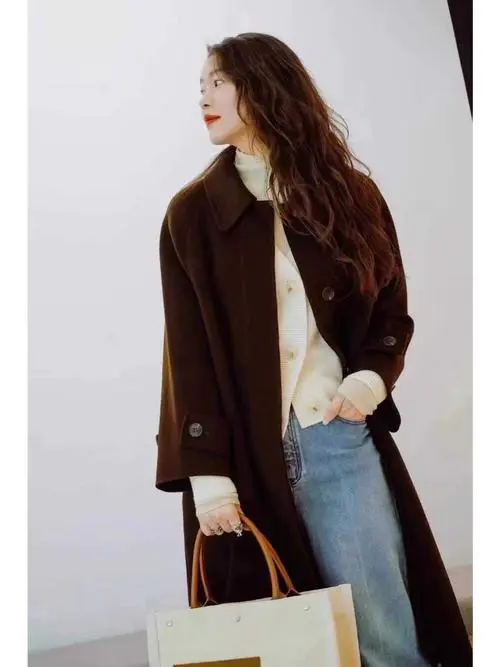 深咖色大衣里面应该怎么搭配