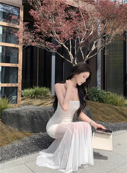 外穿蕾丝吊带连衣裙怎么搭配