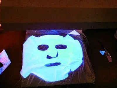 在家怎么样判断面膜含不含荧光灯