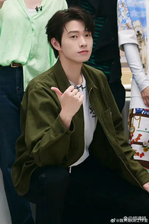 男生绿色长款外套怎么搭配什么裤子好看图片欣赏
