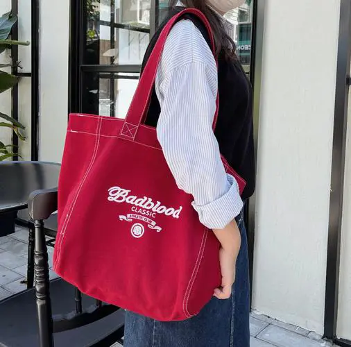 深酒红色包包怎么搭配衣服好看图片