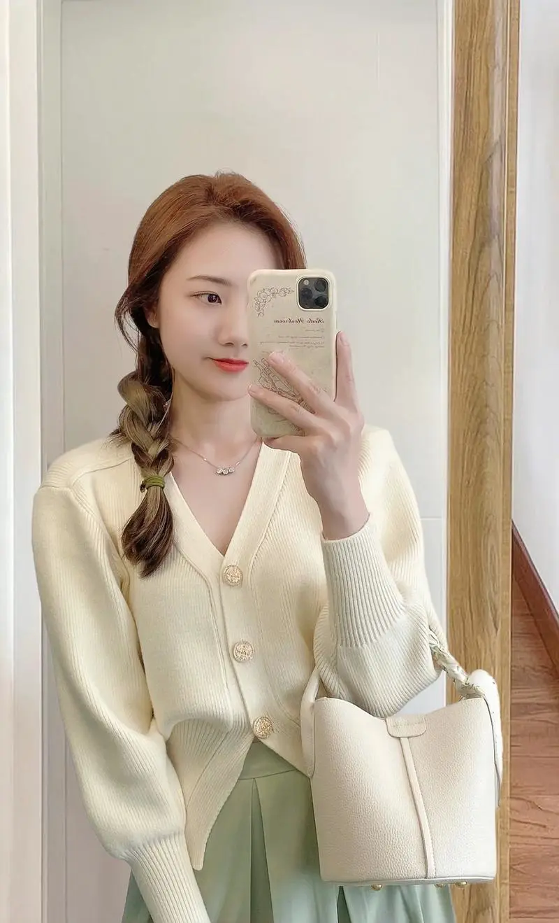 米白色开衫毛衣怎么搭配什么裤子好看吗