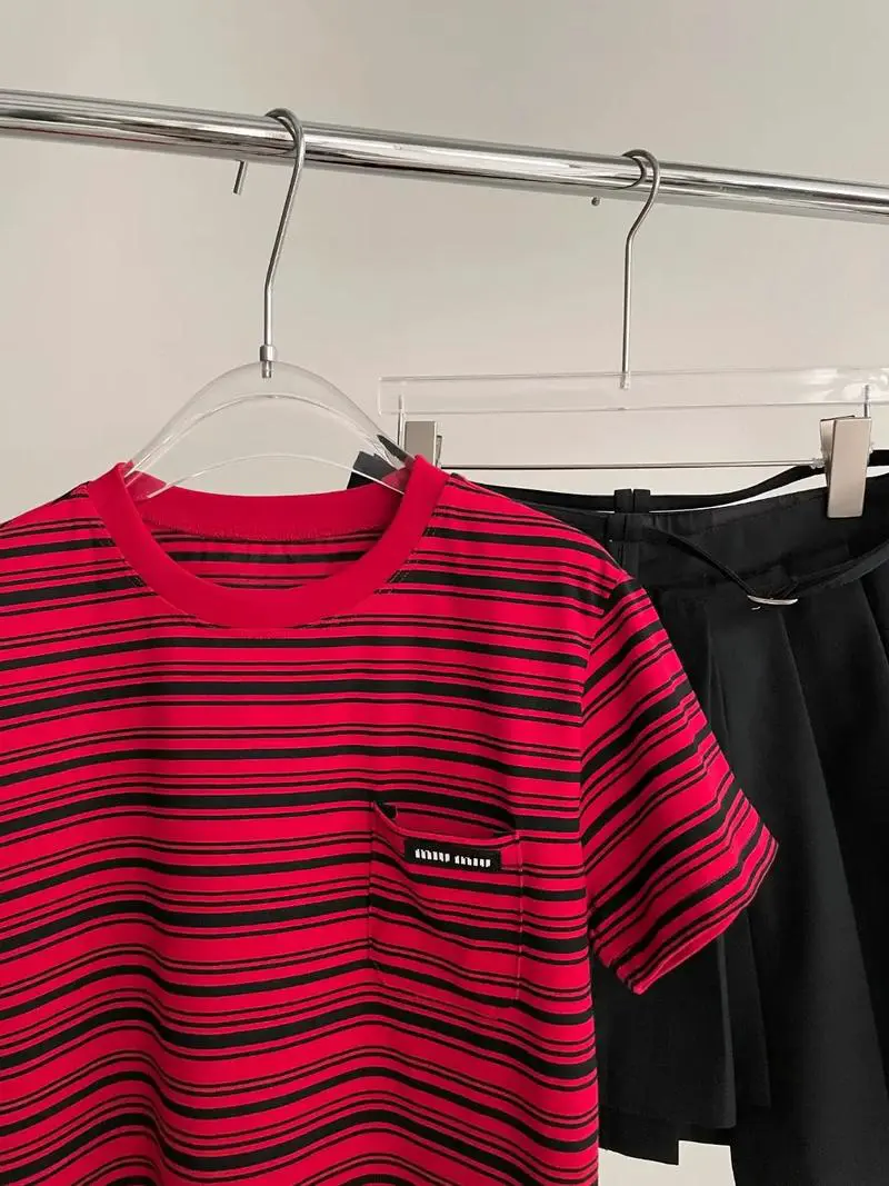 红黑短袖怎么搭配