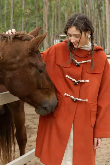 棕红色皮衣怎么搭配