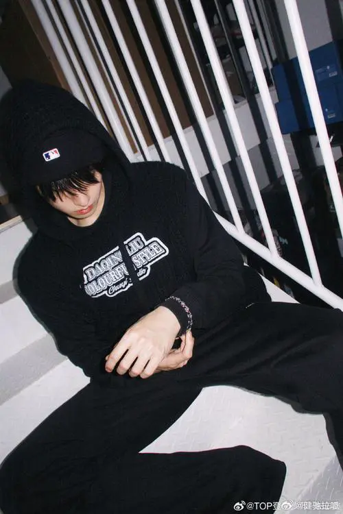 黑色连帽卫衣搭配什么外套