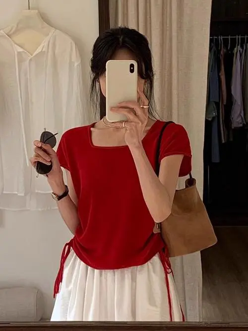 个子高的女生怎么搭配红色t恤