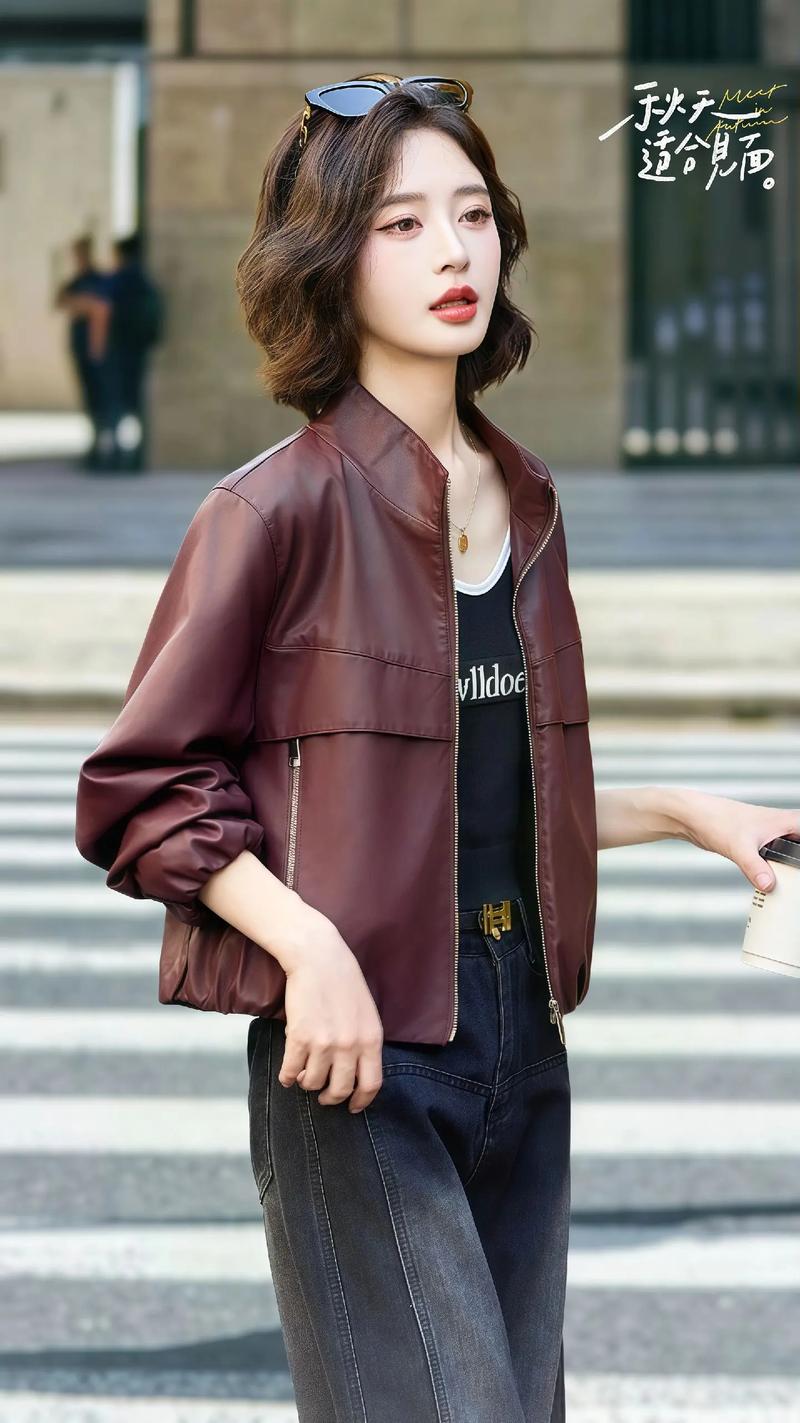 皮衣女外套怎么搭配