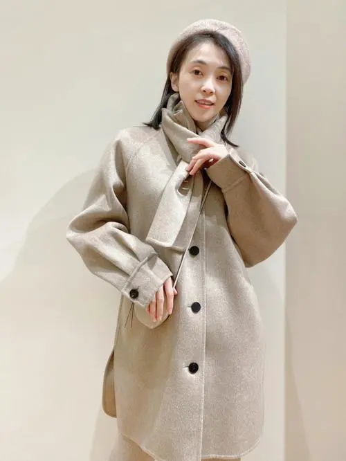 无领的风衣怎么搭配围巾