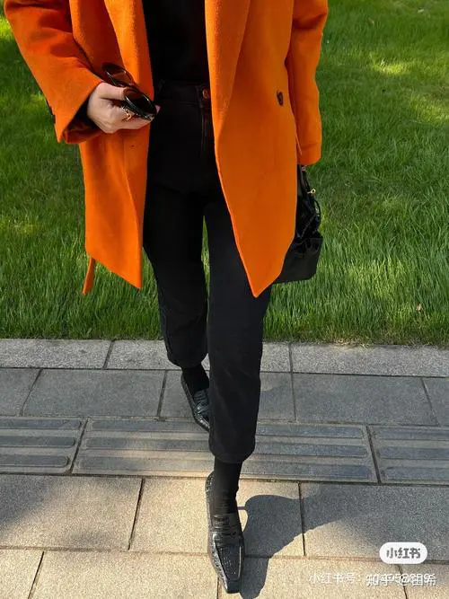 橘色外套里面怎么搭配