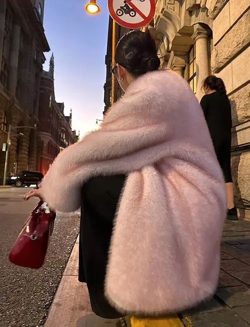 中长款皮粉色皮草怎么搭配什么裤子