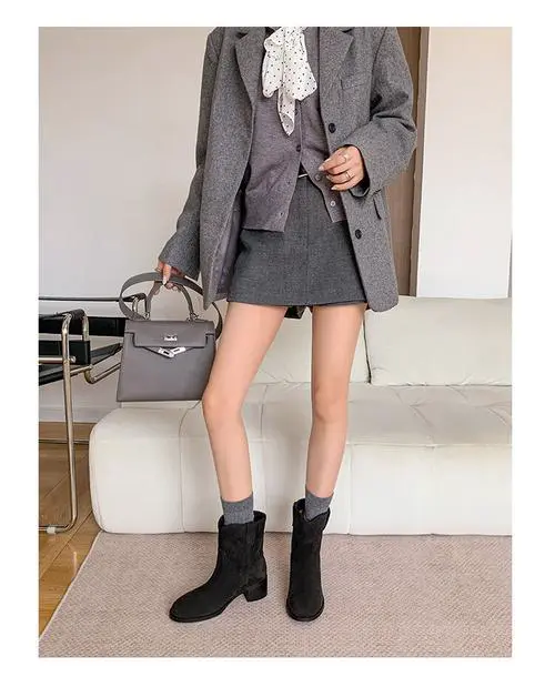 平底皮筒靴怎么搭配衣服好看