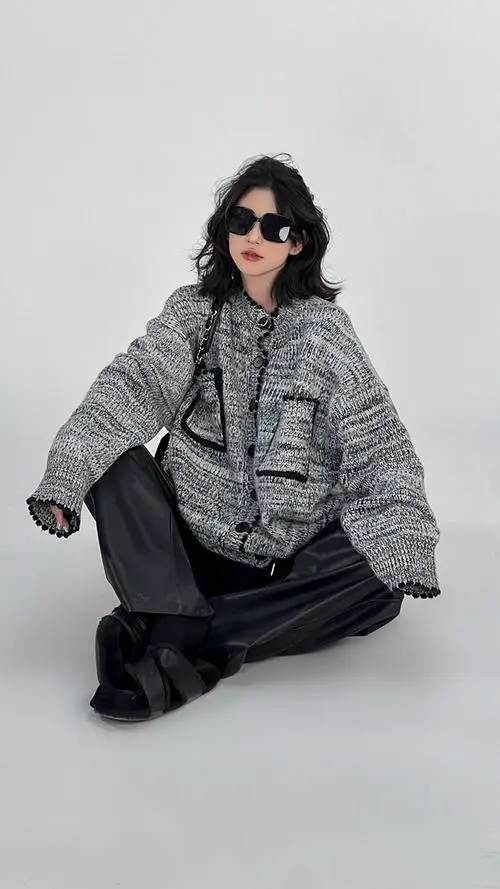 灰色粗线毛衣怎么搭配