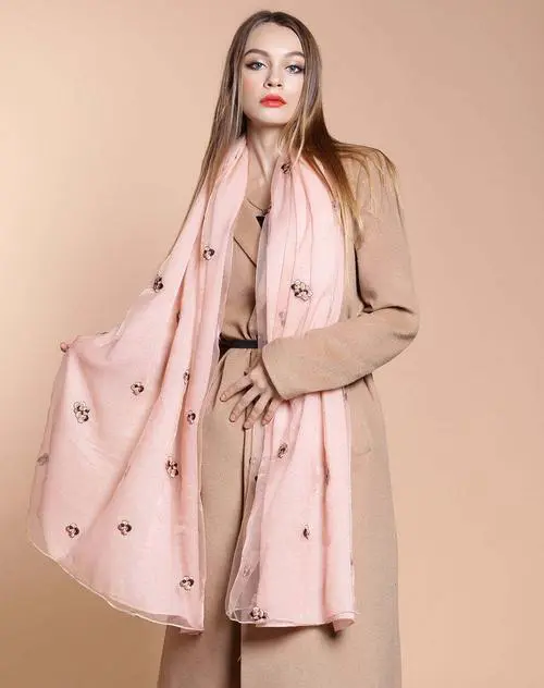 粉色的围巾怎么搭配衣服