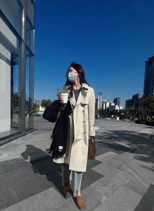 牛仔风衣搭配什么裤子