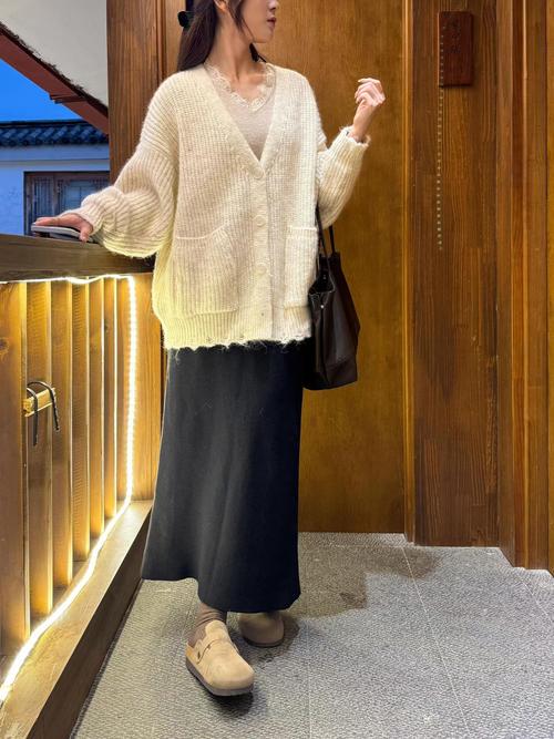 女士冬天厚毛衣外套怎么搭配什么裤子